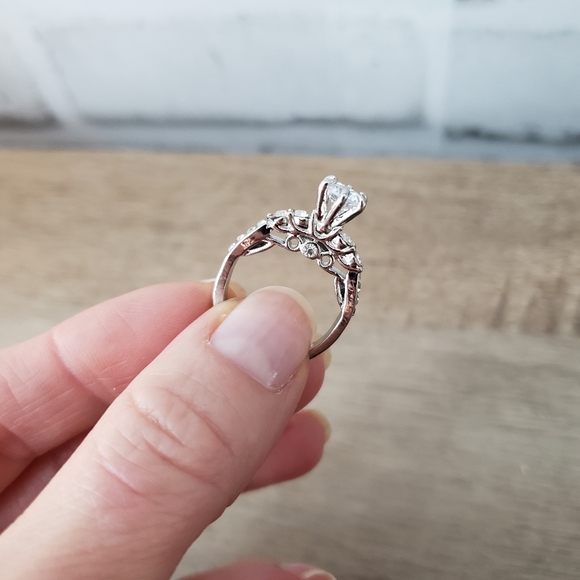 Wedding band raised cubic zirconia silver size 5 - Picture 6 of 8